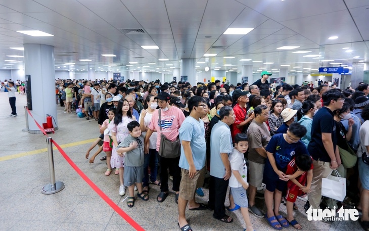 Metro số một vượt mốc 1 triệu khách, ngày đầu năm mới đông nghịt ở ga Bến Thành - Ảnh 2.