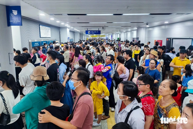 Metro số một vượt mốc 1 triệu khách, ngày đầu năm mới đông nghịt ở ga Bến Thành - Ảnh 4.