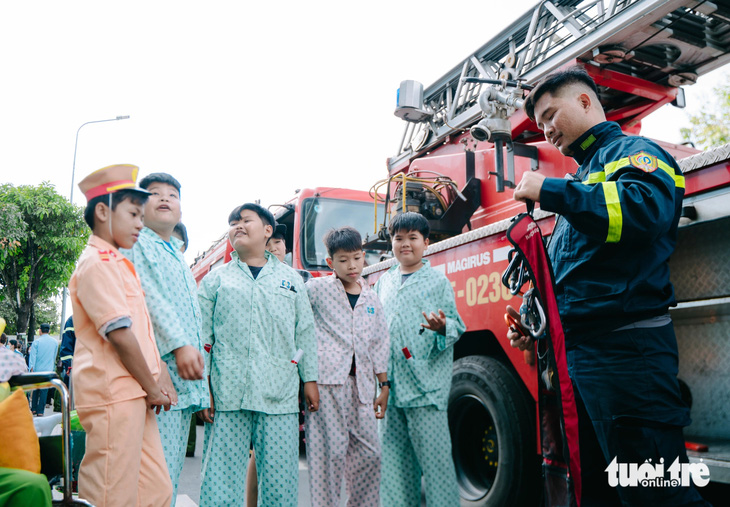 Những 'mặt trời bé con' trải nghiệm một ngày làm chiến sĩ công an nhân dân   - Ảnh 7.