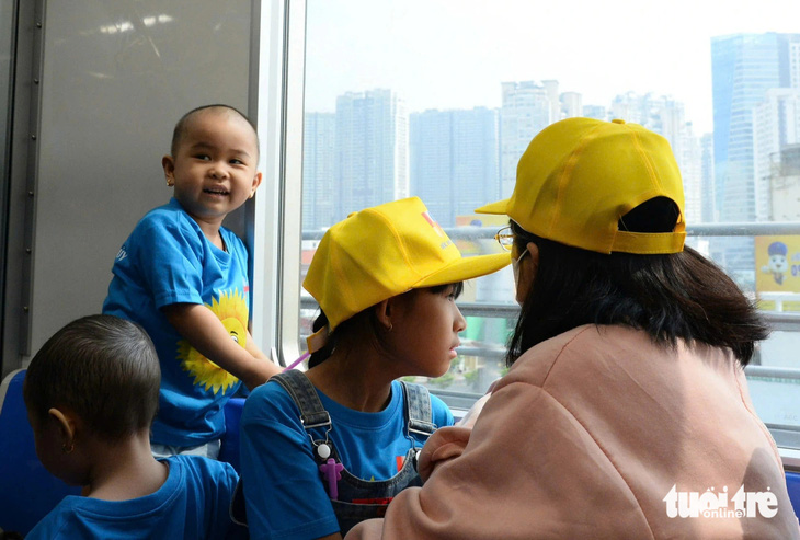 Quên cơn đau, bệnh nhi ung thư háo hức trải nghiệm xe buýt hai tầng và metro số 1 - Ảnh 3.