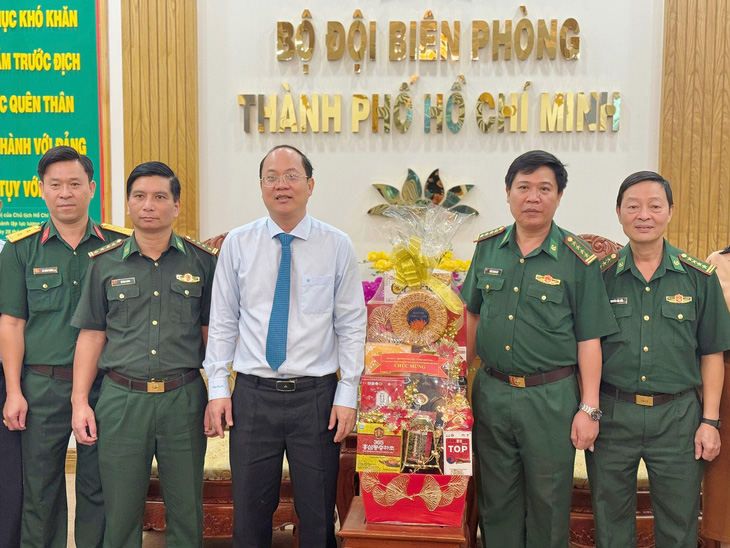 Phó bí thư thường trực Thành ủy TP.HCM thăm, chúc Tết lực lượng vũ trang - Ảnh 1.