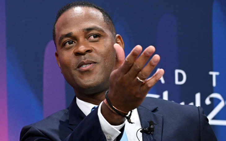 HLV Patrick Kluivert khen Shin Tae Yong nhưng hứa 'sẽ đạt thành công lớn hơn' cho Indonesia - Ảnh 2.