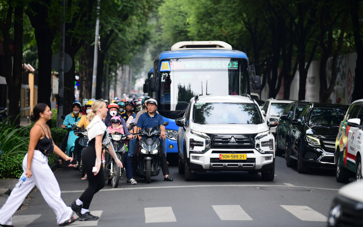 'Không nhường đường cho xe cấp cứu vì sợ mất 20 triệu': Xử lý như thế nào? - Ảnh 2.