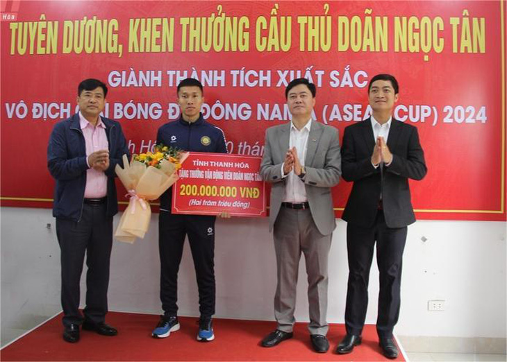 Trao thưởng 300 triệu đồng cho cầu thủ Doãn Ngọc Tân - Ảnh 1.