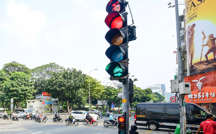 Người có 'hành động lạ' với tủ đèn tín hiệu ở TP Thủ Đức thừa nhận có bấm đèn - Ảnh 2.