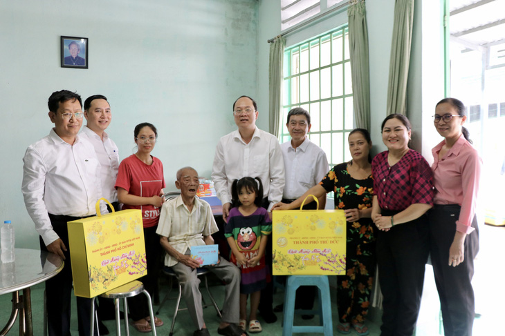 Lãnh đạo Thành ủy TP.HCM thăm, chúc tết người có công, gia đình nạn nhân COVID-19  - Ảnh 3.