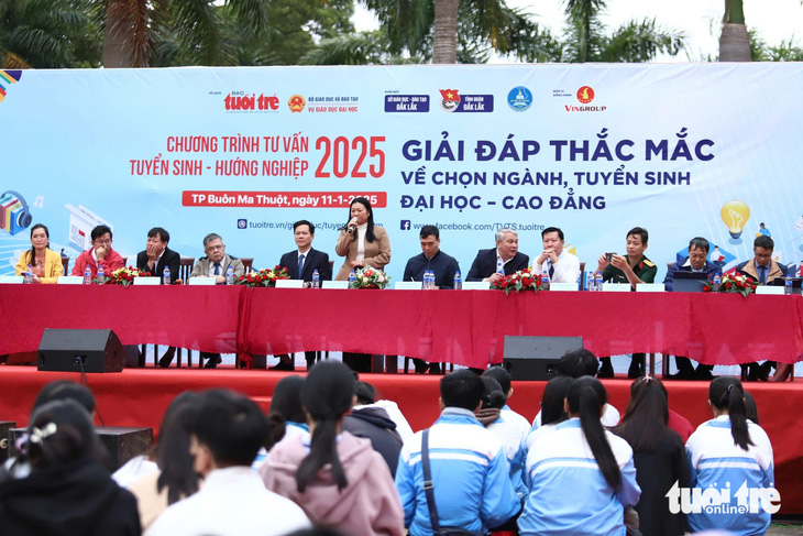 Sáng nay tư vấn tuyển sinh hướng nghiệp tại Buôn Ma Thuột, TP Vinh, TP Huế - Ảnh 15.