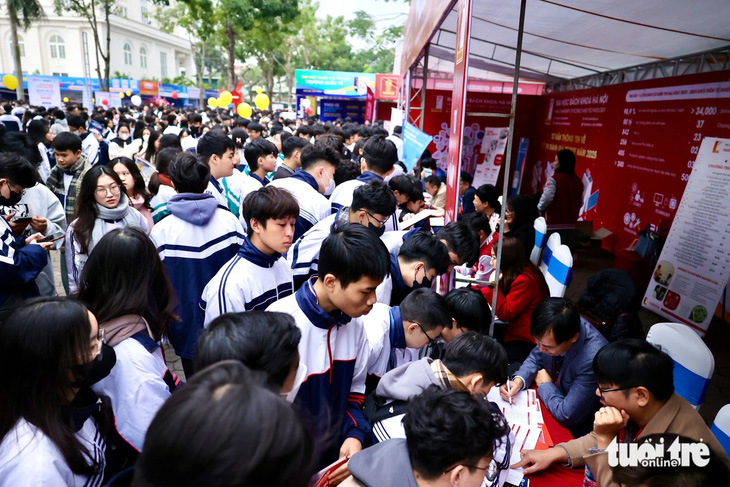 Sáng nay tư vấn tuyển sinh hướng nghiệp tại Buôn Ma Thuột, TP Vinh, TP Huế - Ảnh 16.