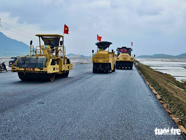 Cao tốc Chí Thạnh - Vân Phong thảm nhựa những đoạn đầu tiên, cắt cử kíp làm việc xuyên Tết - Ảnh 1.