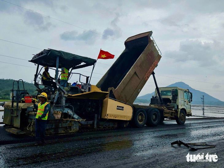 Cao tốc Chí Thạnh - Vân Phong thảm nhựa những đoạn đầu tiên - Ảnh 2.