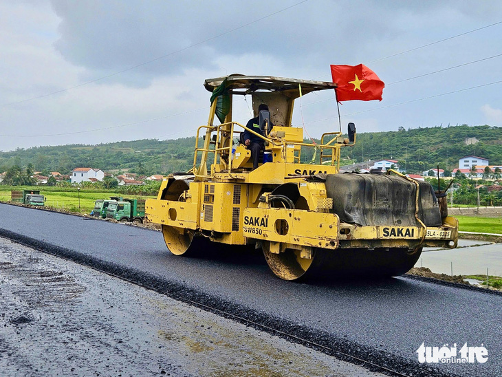 Cao tốc Chí Thạnh - Vân Phong thảm nhựa những đoạn đầu tiên - Ảnh 5.