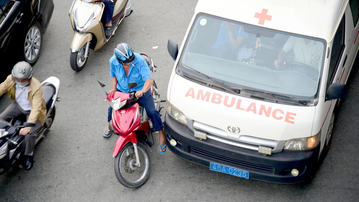 'Không nhường đường cho xe cấp cứu vì sợ mất 20 triệu': Tranh luận chưa có hồi kết - Ảnh 1.