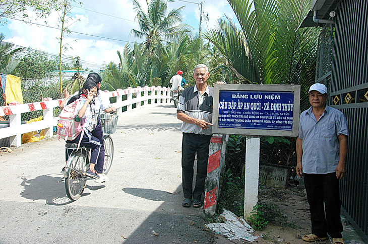 Cầu Tình Thương ở miền quê Đồng khởi - Ảnh 1.