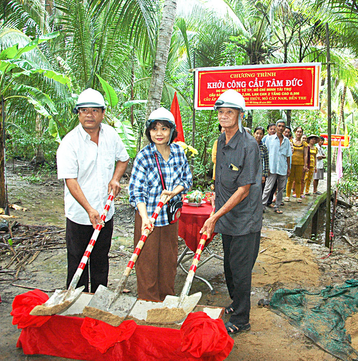 Cầu Tình Thương ở miền quê Đồng khởi - Ảnh 2.