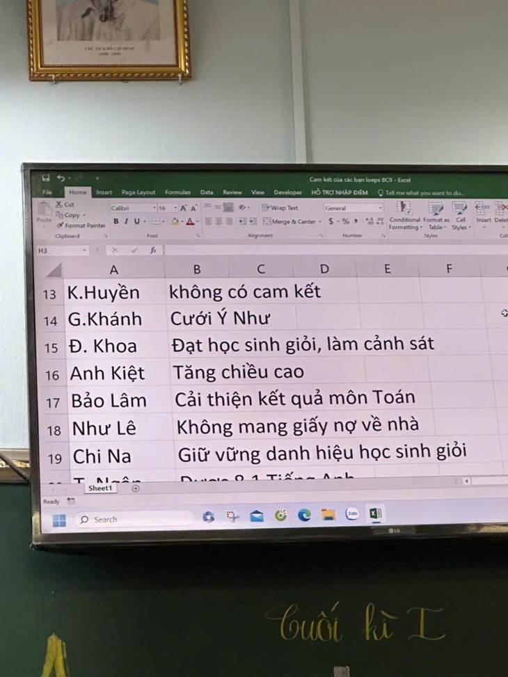 Ảnh vui 12-1: Em trai bị thất nghiệp cầm bảng xin ủng hộ - Ảnh 4.