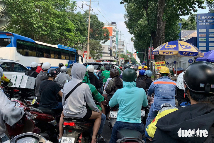 Chờ 10 lượt đèn đỏ chưa ra khỏi ngã ba; 2 biển báo giao thông 'lạ lùng' đã được cắm… 10 năm - Ảnh 1.