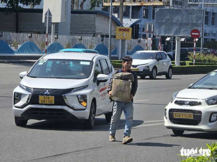 Kẹt đường, tài xế taxi ngại vào sân bay khiến khách mòn mỏi đợi xe - Ảnh 2.