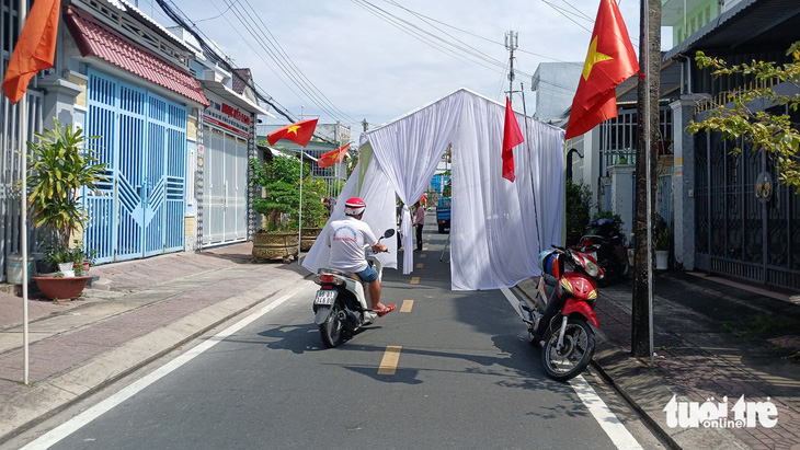 Cuối năm dựng rạp 'nhà có tiệc, vui lòng đi lối khác' bít hết đường đi - Ảnh 4.