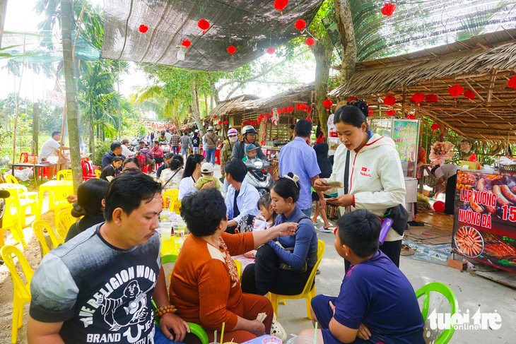 ‘Chợ quê Bến Nhứt’ ở Kiên Giang nhộn nhịp du khách đến chơi ngày cận Tết - Ảnh 8.