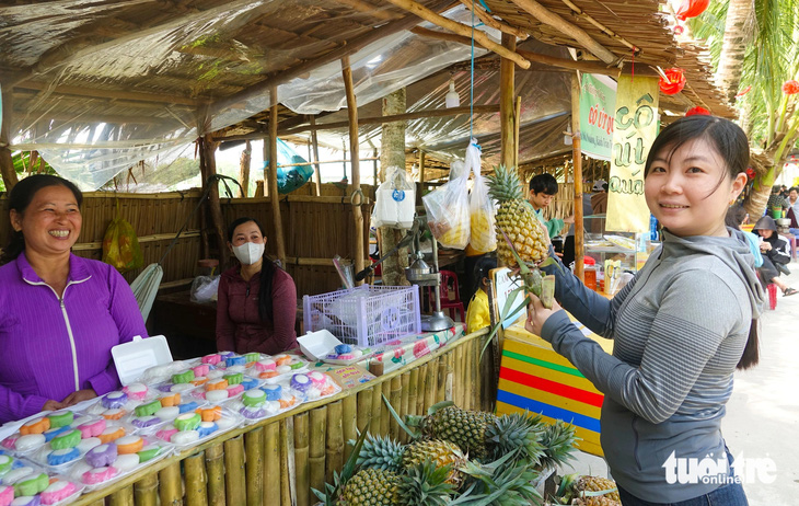 ‘Chợ quê Bến Nhứt’ ở Kiên Giang nhộn nhịp du khách đến chơi ngày cận Tết - Ảnh 7.