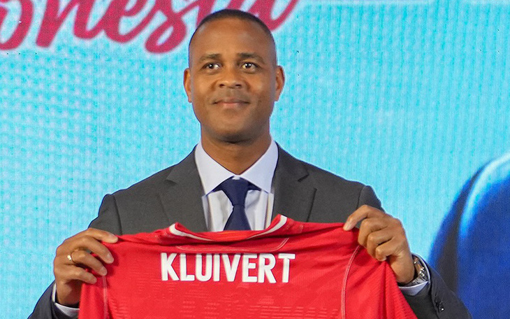 HLV Patrick Kluivert nhận lương thấp hơn nhiều ông Shin Tae Yong - Ảnh 2.