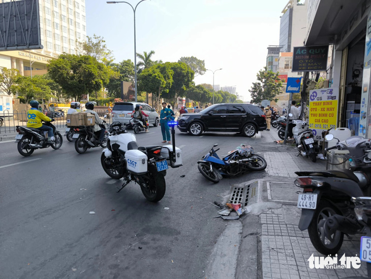 TP.HCM: Ô tô mất lái húc văng nhiều xe máy rồi lao vào khuôn viên chung cư - Ảnh 8.