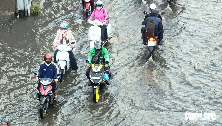 Gió mạnh đẩy nước triều cường, TP.HCM ngập nhiều nơi dịp rằm tháng Chạp - Ảnh 1.