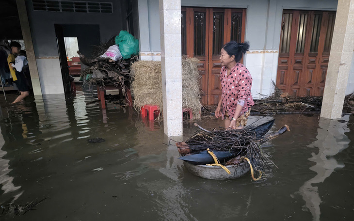 Gió mạnh đẩy nước triều cường, TP.HCM ngập nhiều nơi dịp rằm tháng Chạp - Ảnh 3.