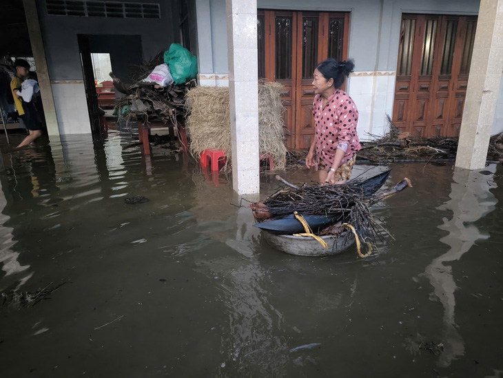 Người dân Bến Tre đối mặt với triều cường lớn nhất từ trước đến nay - Ảnh 1.