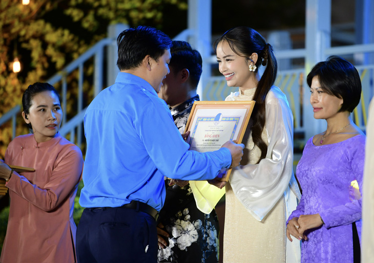 H'Hen Niê, Ngọc Châu, Quỳnh Hoa và hơn 100 người nổi tiếng là nghệ sĩ vì cộng đồng - Ảnh 2.