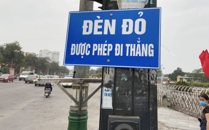 Vì sao khi đèn đỏ, không có đường cắt bên phải vẫn không cho đi thẳng?  - Ảnh 2.