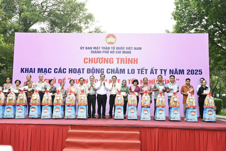 TP.HCM khai mạc các hoạt động chăm lo Tết Ất Tỵ 2025 - Ảnh 1.