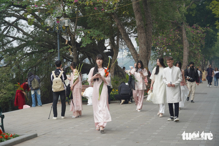 Cận Tết kiếm tiền triệu mỗi ngày nhờ chụp ảnh 'người con gái Hà Nội xưa' bên hồ Gươm - Ảnh 3.