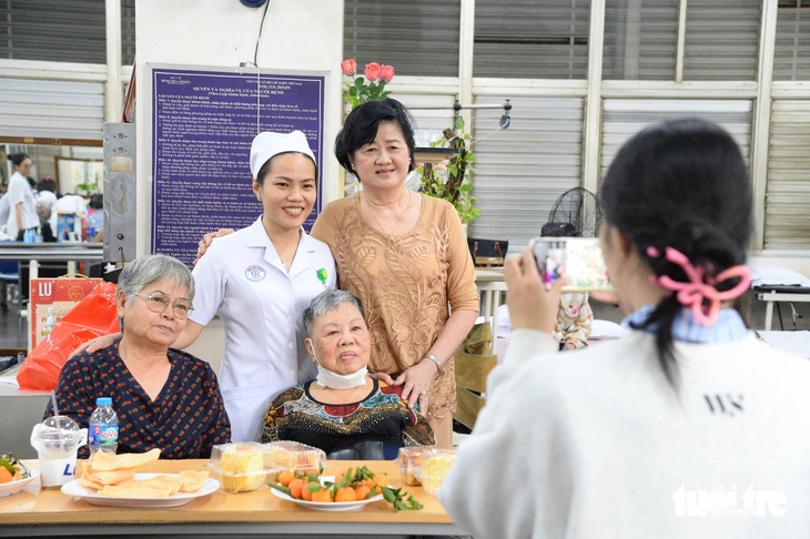 Ngoại Mai với nụ cười tỏa sáng sau 10 năm điều trị tai biến - Ảnh 10.