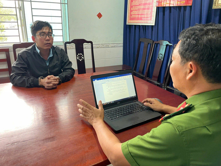 Công an quận Bình Tân tạm giữ hai nam thanh niên, thu  hơn 1,2 tấn pháo nổ - Ảnh 1.