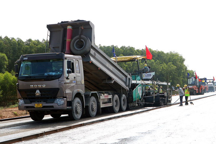 Cao tốc Biên Hòa - Vũng Tàu đoạn qua Đồng Nai bắt đầu thảm nhựa - Ảnh 1.