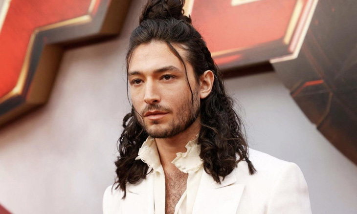 ezra-miller2-2156-1687770237-173693321629715383424.jpg