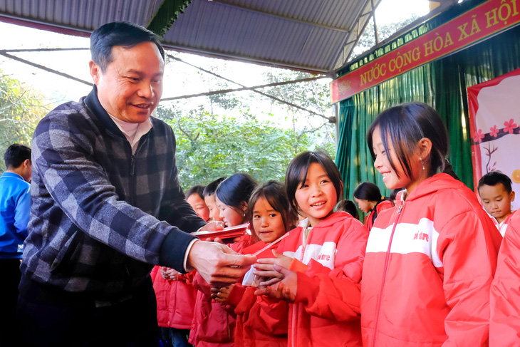 Học sinh vùng cao 'tay xách nách mang' quà Tết về nhà - Ảnh 6.