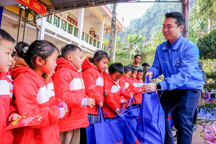 Học sinh vùng cao 'tay xách nách mang' quà Tết về nhà - Ảnh 4.