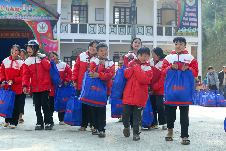 Học sinh vùng cao 'tay xách nách mang' quà Tết về nhà - Ảnh 8.