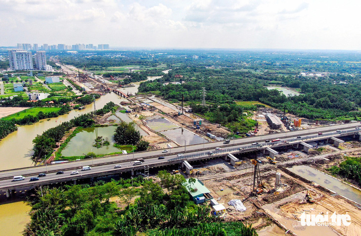 TP.HCM ban hành chỉ thị thi đua 'Hành động đổi mới - Vượt khó mọi nhiệm vụ' - Ảnh 1.