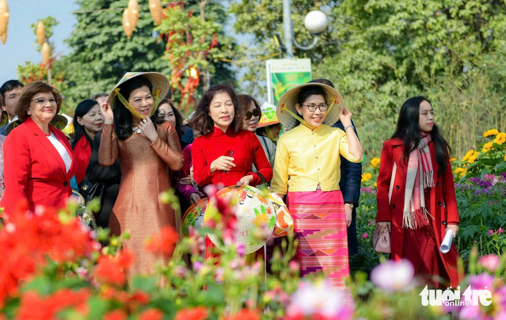 Phu nhân Ngô Phương Ly trổ tài 'vào bếp', gói bánh chưng cùng các nữ đại sứ - Ảnh 5.