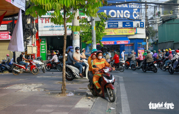 Người dân mong mở rộng tạm vỉa hè để rẽ phải, Sở Giao thông vận tải TP.HCM nói gì? - Ảnh 2.