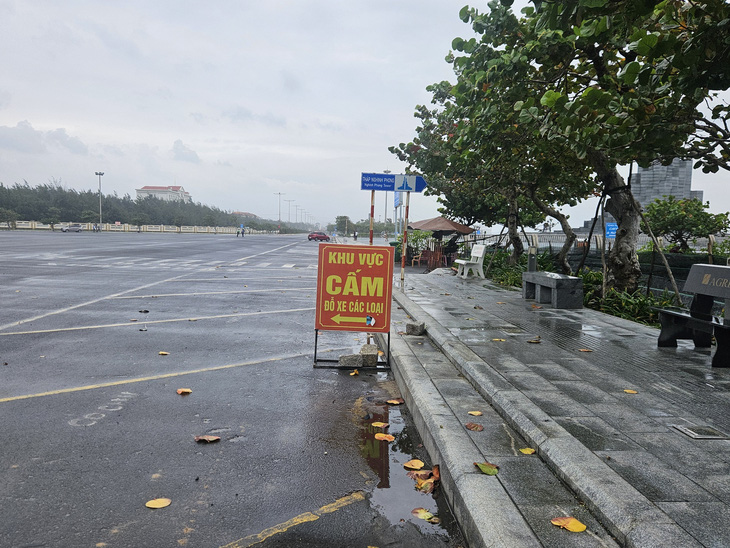 Thực hư việc bảo vệ đuổi khách không cho đậu ô tô tại quảng trường Tháp Nghinh Phong - Ảnh 3.