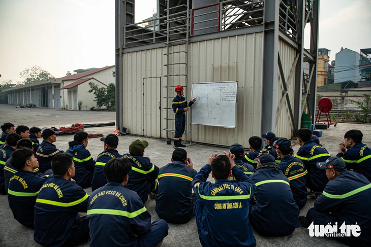 Buổi huấn luyện của cảnh sát chữa cháy và CNCH đặc biệt tinh nhuệ - Ảnh 3.