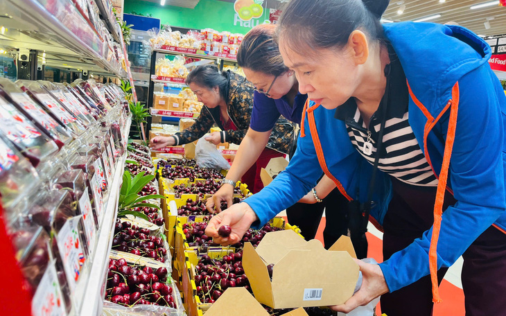 Giảm giá thêm, bánh kẹo, bia hàng Tết... vẫn ngóng khách - Ảnh 2.