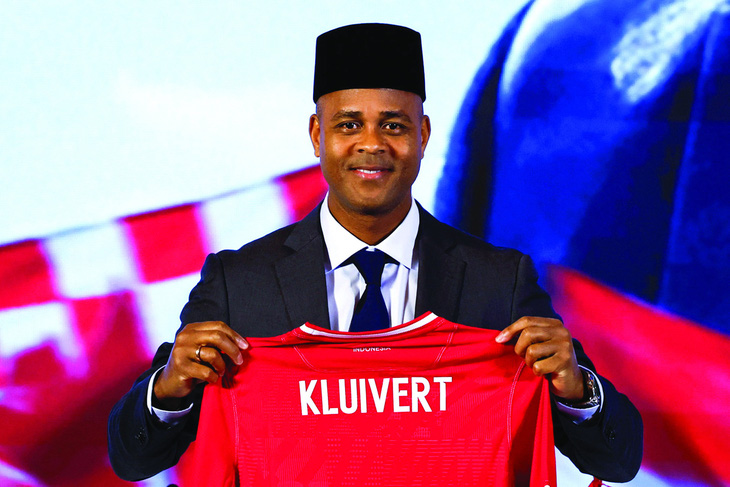 Tò mò với HLV Kluivert - Ảnh 1.