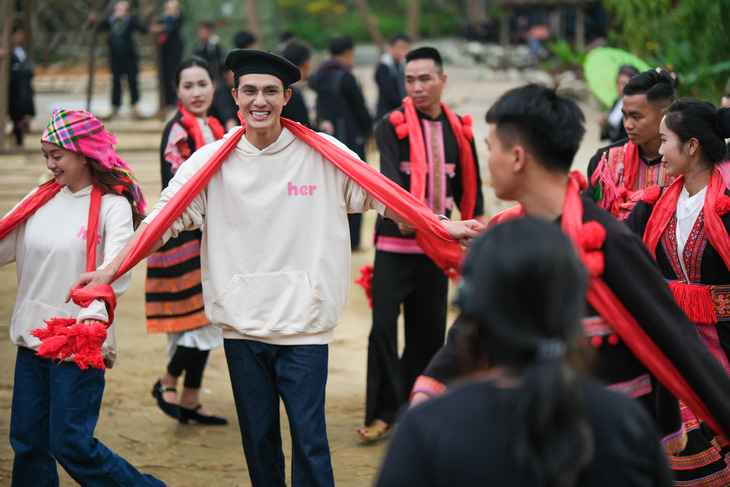 100 nghệ nhân cùng ‘Yêu nhầm bạn thân’ mang bản mây Fansipan lên màn ảnh rộng - Ảnh 4.