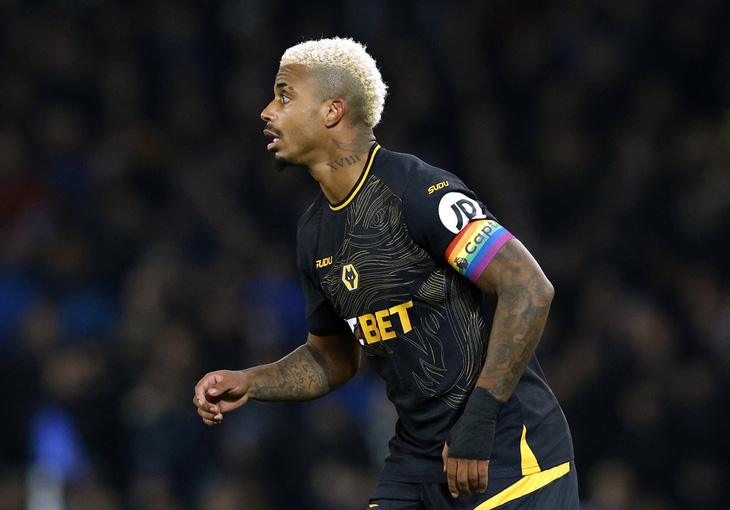 Mất băng đội trưởng, Mario Lemina muốn rời CLB Wolves - Ảnh 1.