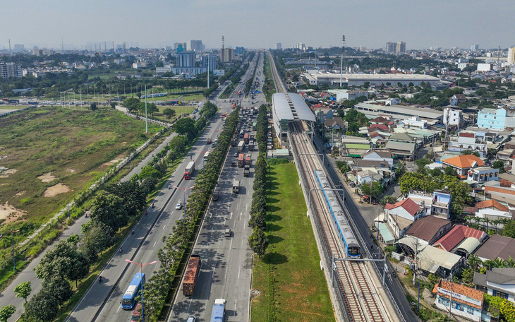 Metro nườm nượp người đi chơi Đường hoa Nguyễn Huệ - Ảnh 7.